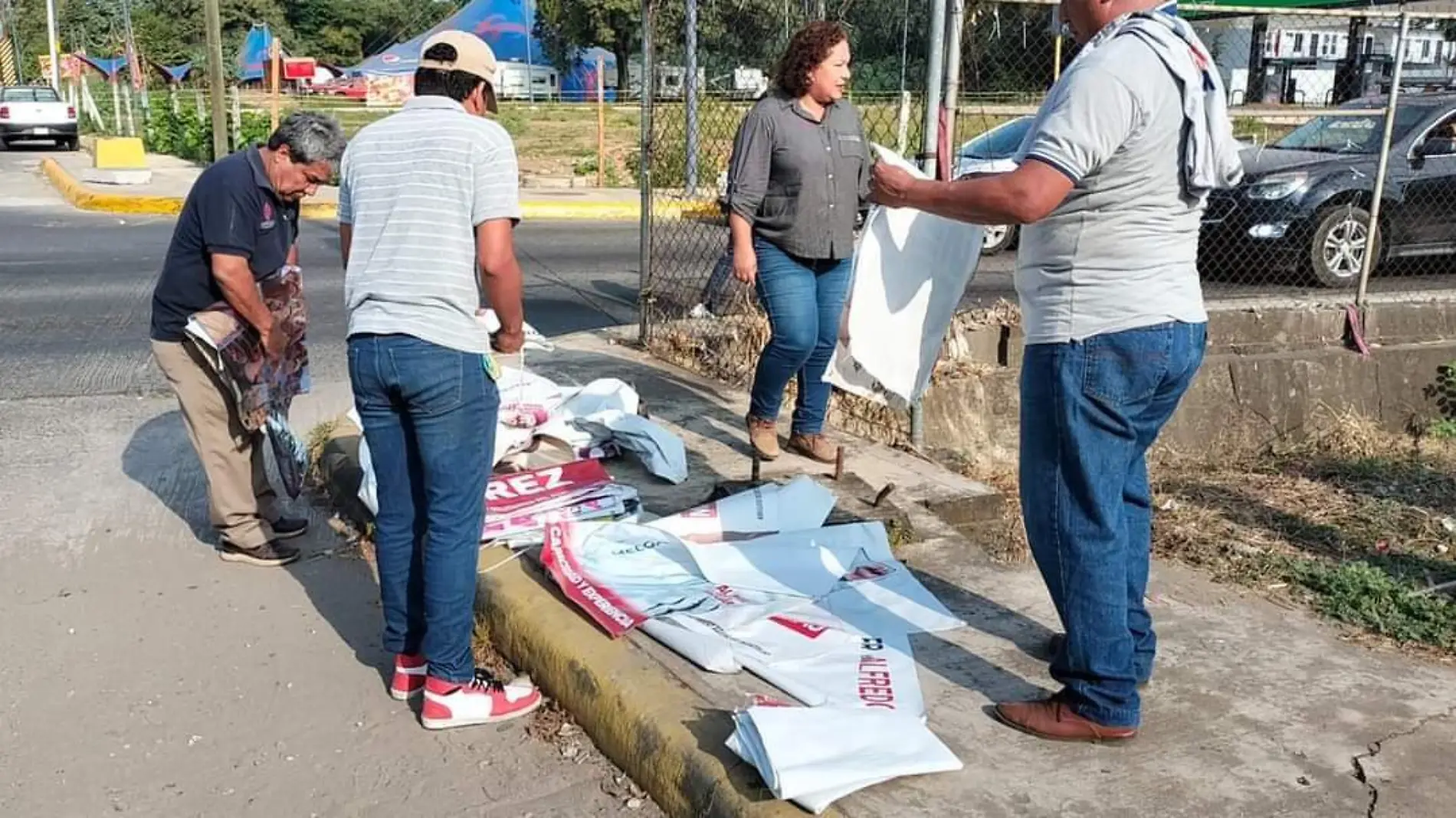 Personas retirando propaganda politica